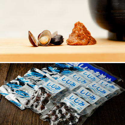 大和しじみ汁(8食入)の中身の小袋と、小袋の中のしじみと調味みそです。