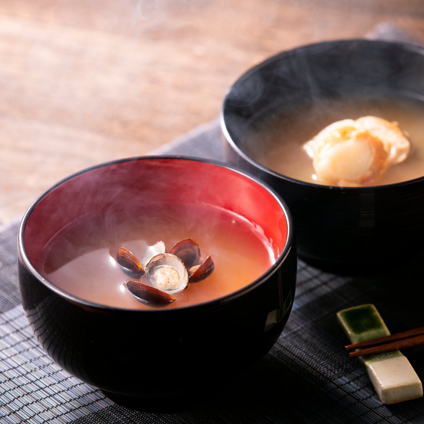 しじみちゃん本舗の即席しじみ汁・ほたて汁をお椀で作った調理例です。